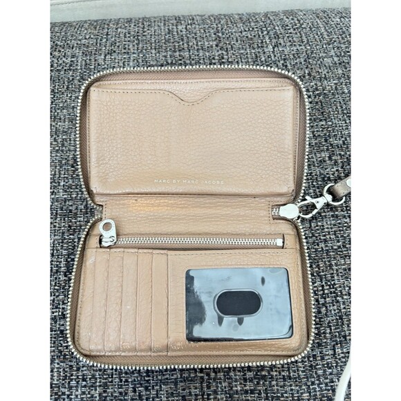 MARC BY MARC JACOBS Cameo Taupe Beige Leather Zip Around Wallet Wristlet 6”x4” - Picture 5 of 9